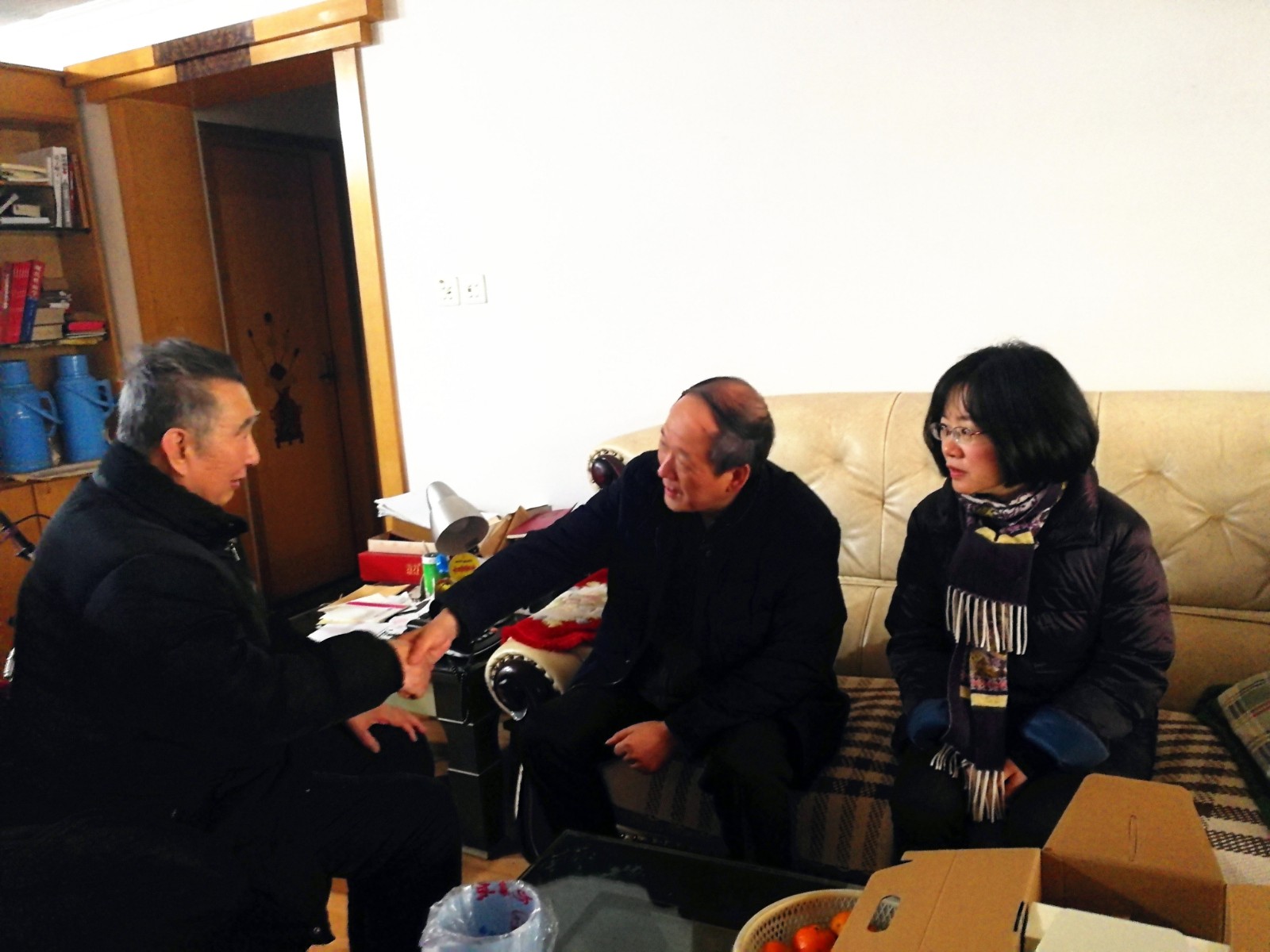 3.慰問退休老黨員熊朝柱.jpg