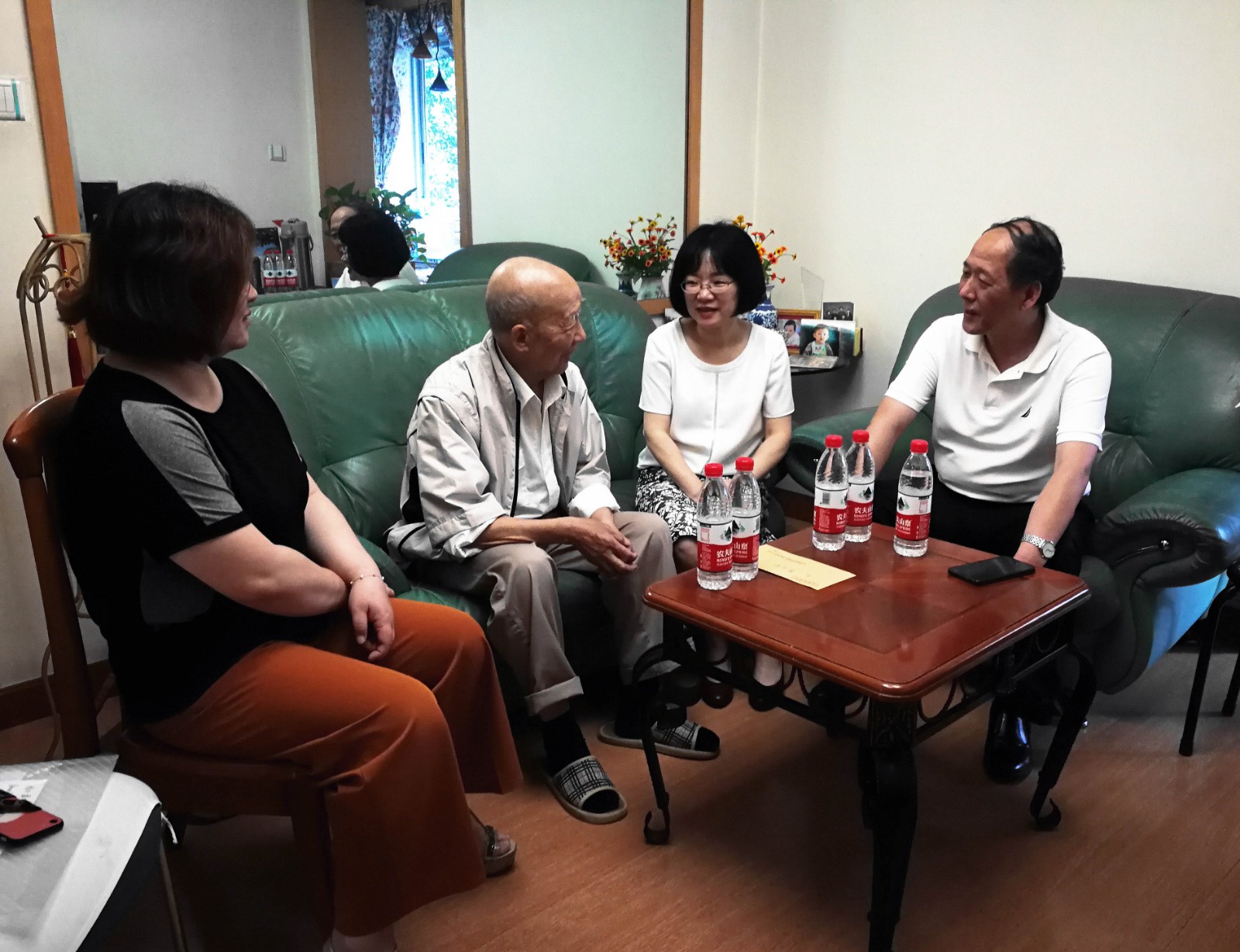 慰問(wèn)老黨員何義章.jpg