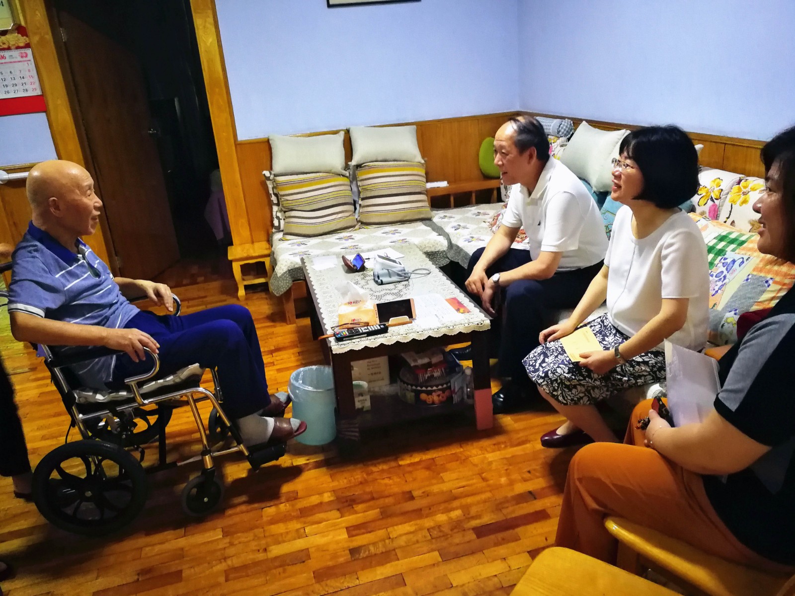 慰問(wèn)困難黨員張幼敏.jpg